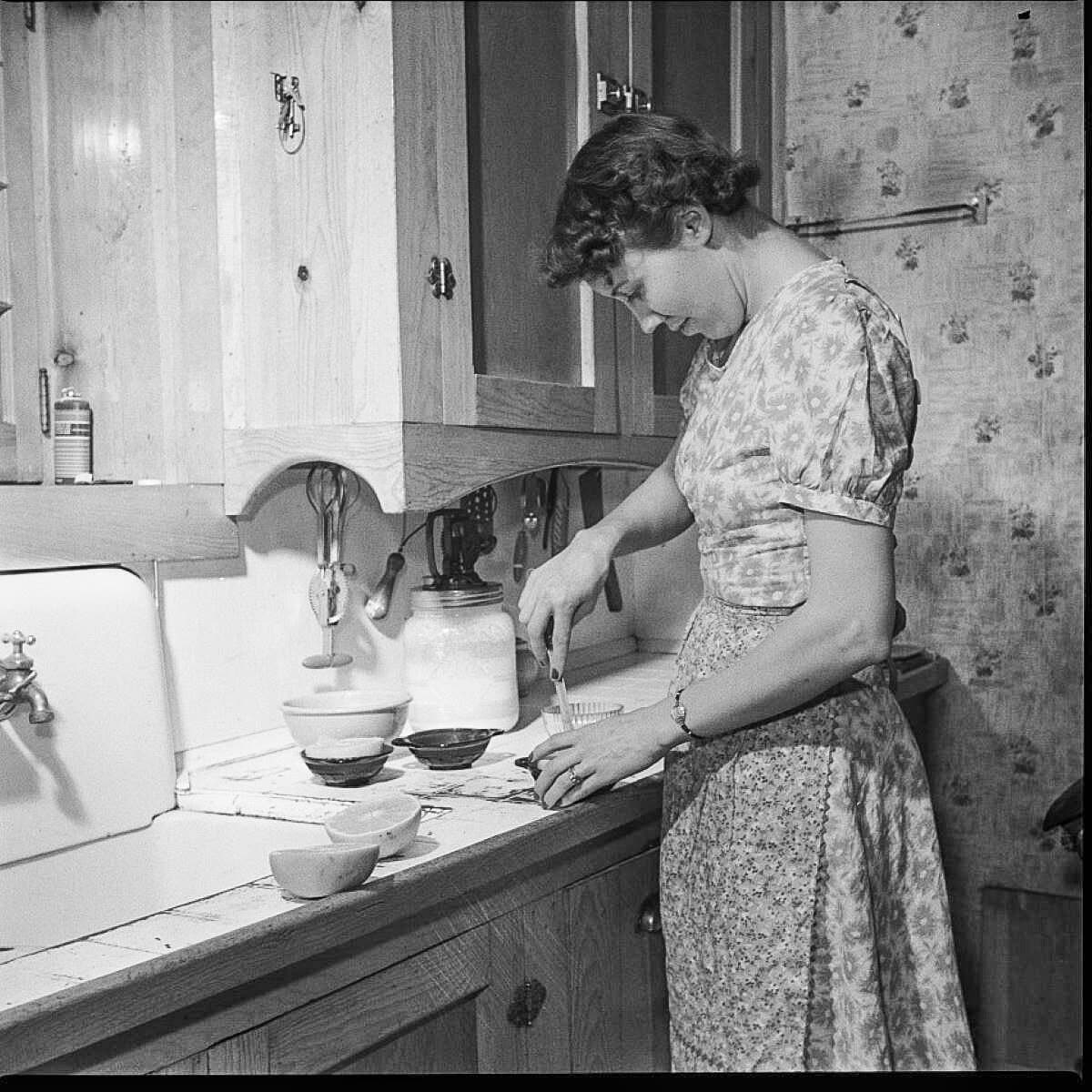 Life As A Homemaker In The 1940s Homemaking History The Cultivation Of Cozy