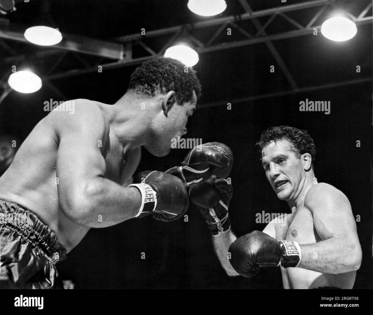 Vintage Boxing Knockout Black And White Stock Photos Images Alamy